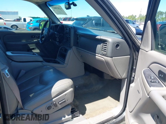 2005 Chevrolet Tahoe Z71 z VIN 1GNEC13T85R175308, wystawiony jako IAAI lot #42020807 z przebiegiem 321 355 mil mil oraz . Historia ofert i sprzedaży dostępna na DreamBid. Obrazek 5.