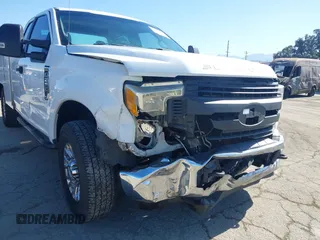 2017 Ford F-250 XL z VIN 1FD7X2A62HEB54633, wystawiony jako IAAI lot #42272440 z przebiegiem 76 521 mil mil oraz . Historia ofert i sprzedaży dostępna na DreamBid. Obrazek 6.