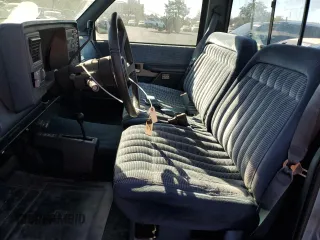 1990 GMC Sierra 2500 z VIN 1GTGK24K9LE552815, wystawiony jako Copart lot #76828874 z przebiegiem 211 977 mil mil oraz Szkody całkowita. Historia ofert i sprzedaży dostępna na DreamBid. Obrazek 7.