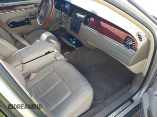 2003 Lincoln Town Car Cartier z VIN 1LNHM83W23Y602163, wystawiony jako IAAI lot #42250167 z przebiegiem 195 158 mil mil oraz . Historia ofert i sprzedaży dostępna na DreamBid. Obrazek 5.