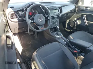 2015 Volkswagen Beetle Fleet Edition z VIN 3VWF17AT5FM640071, wystawiony jako Copart lot #56054715 z przebiegiem 138 539 mil mil oraz Szkoda całkowita • Salvage title. Historia ofert i sprzedaży dostępna na DreamBid. Obrazek 8.