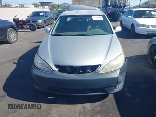 2005 Toyota Camry STD z VIN 4T1BE32K95U419292, wystawiony jako IAAI lot #42302496 z przebiegiem 233 632 mil mil oraz . Historia ofert i sprzedaży dostępna na DreamBid. Obrazek 6.
