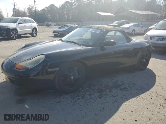 2001 Porsche Boxster z VIN WP0CA29881U625688, wystawiony jako Copart lot #43983695 z przebiegiem Nie podano mil oraz Szkoda całkowita • Salvage title. Historia ofert i sprzedaży dostępna na DreamBid. Obrazek 1.