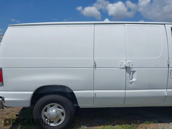 2013 Ford Econoline Cargo Commercial z VIN 1FTNE2EW8DDB01110, wystawiony jako IAAI lot #42290270 z przebiegiem 241 988 mil mil oraz . Historia ofert i sprzedaży dostępna na DreamBid. Obrazek 13.