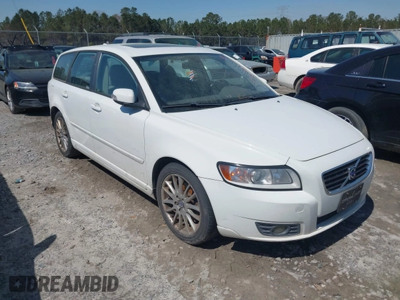 2009 Volvo V50 2.4L with VIN YV1MW382892471977, listed as a IAAI auction lot 41766254 with 273,103 mi miles. Bid and sale history available at carsss.com. Image 1.