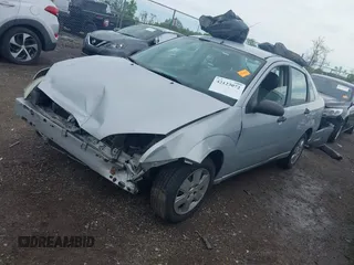 2007 Ford Focus S z VIN 1FAHP34N57W326220, wystawiony jako IAAI lot #42123072 z przebiegiem Nie podano mil oraz . Historia ofert i sprzedaży dostępna na DreamBid. Obrazek 2.