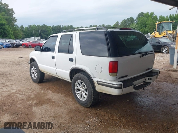 1998 Chevrolet Blazer LS z VIN 1GNDT13W8W2221235, wystawiony jako IAAI lot #42306008 z przebiegiem 245 556 mil mil oraz . Historia ofert i sprzedaży dostępna na DreamBid. Obrazek 3.