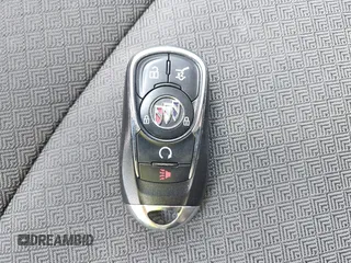 2020 Buick Encore GX Select z VIN KL4MMDSL7LB126928, wystawiony jako IAAI lot #42303819 z przebiegiem 74 360 mil mil oraz . Historia ofert i sprzedaży dostępna na DreamBid. Obrazek 11.