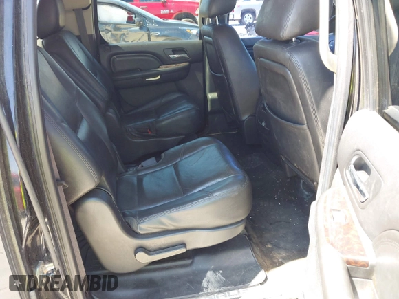 2011 GMC Yukon XL Denali z VIN 1GKS2MEFXBR332506, wystawiony jako IAAI lot #41954317 z przebiegiem 178 036 mil mil oraz . Historia ofert i sprzedaży dostępna na DreamBid. Obrazek 8.
