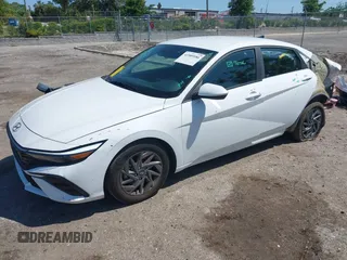 2024 Hyundai Elantra SEL z VIN KMHLM4DG1RU721834, wystawiony jako IAAI lot #41989186 z przebiegiem 19 877 mil mil oraz . Historia ofert i sprzedaży dostępna na DreamBid. Obrazek 17.