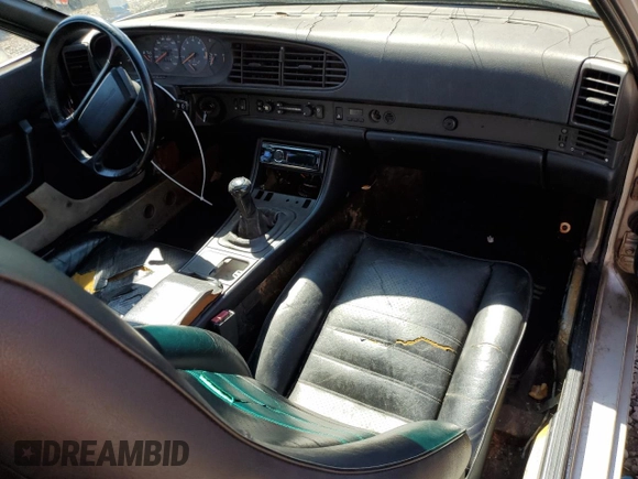 1986 Porsche 944 z VIN WP0AA0954GN155776, wystawiony jako Copart lot #56032785 z przebiegiem 17 696 mil mil oraz Szkoda całkowita • Salvage title. Historia ofert i sprzedaży dostępna na DreamBid. Obrazek 8.