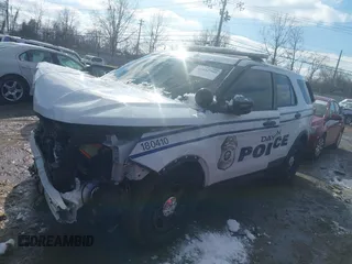 2018 Ford Police Interceptor Utility z VIN 1FM5K8AR8JGB93126, wystawiony jako IAAI lot #41642960 z przebiegiem 64 650 mil mil oraz . Historia ofert i sprzedaży dostępna na DreamBid. Obrazek 2.