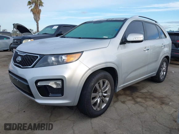 2013 Kia Sorento SX z VIN 5XYKW4A27DG380954, wystawiony jako IAAI lot #41932872 z przebiegiem 183 599 mil mil oraz . Historia ofert i sprzedaży dostępna na DreamBid. Obrazek 2.