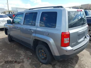 2016 Jeep Patriot Latitude z VIN 1C4NJPFB3GD715118, wystawiony jako IAAI lot #41698333 z przebiegiem 147 910 mil mil oraz . Historia ofert i sprzedaży dostępna na DreamBid. Obrazek 3.