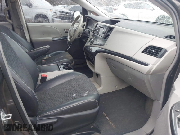 2011 Toyota Sienna SE with VIN 5TDXK3DC3BS143331, listed as a IAAI auction lot 41758043 with 215,490 mi miles. Bid and sale history available at carsss.com. Image 5.