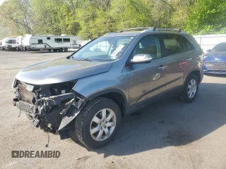 2012 Kia Sorento LX z VIN 5XYKTDA6XCG212526, wystawiony jako Copart lot #55067815 z przebiegiem 136 517 mil mil oraz Szkoda całkowita • Salvage title. Historia ofert i sprzedaży dostępna na DreamBid. Obrazek 1.