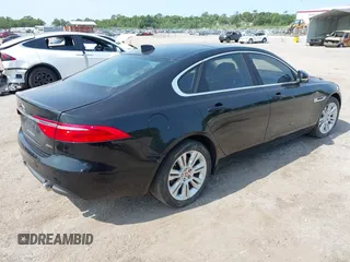 2017 Jaguar XF 35t z VIN SAJBR4BV5HCY26594, wystawiony jako IAAI lot #42337419 z przebiegiem 33 133 mil mil oraz . Historia ofert i sprzedaży dostępna na DreamBid. Obrazek 4.