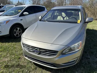 2015 Volvo V60 T5 Drive-E Premier z VIN YV140MEK6F1245353, wystawiony jako IAAI lot #41713825 z przebiegiem 131 682 mil mil oraz . Historia ofert i sprzedaży dostępna na DreamBid. Obrazek 2.