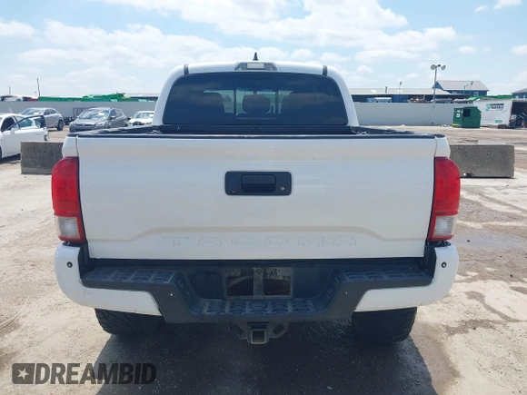 2017 Toyota Tacoma SR5 z VIN 5TFCZ5AN9HX070030, wystawiony jako IAAI lot #42212141 z przebiegiem 92 291 mil mil oraz . Historia ofert i sprzedaży dostępna na DreamBid. Obrazek 16.