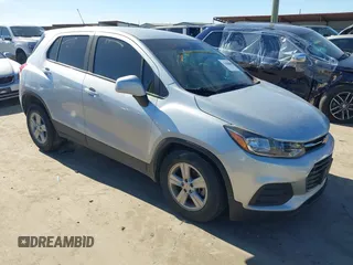 2020 Chevrolet Trax LS z VIN KL7CJKSB8LB311542, wystawiony jako IAAI lot #41458690 z przebiegiem 69 650 mil mil oraz . Historia ofert i sprzedaży dostępna na DreamBid. Obrazek 1.