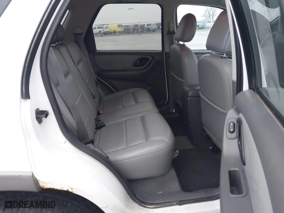 2005 Ford Escape XLT with VIN 1FMYU93125KA69876, listed as a IAAI auction lot 41923043 with 186,306 mi miles. Bid and sale history available at carsss.com. Image 8.