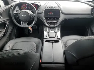 2021 Aston Martin DBX z VIN SCFVUJAW8MTV01405, wystawiony jako Copart lot #56564704 z przebiegiem 12 386 mil mil oraz Szkody całkowita. Historia ofert i sprzedaży dostępna na DreamBid. Obrazek 8.