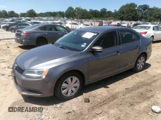 2014 Volkswagen Jetta SE z VIN 3VWD17AJ1EM412833, wystawiony jako IAAI lot #42351497 z przebiegiem 106 705 mil mil oraz . Historia ofert i sprzedaży dostępna na DreamBid. Obrazek 2.