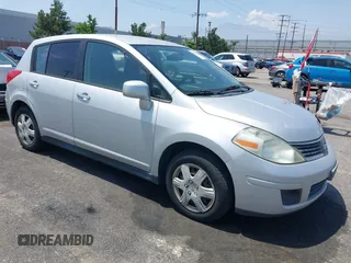 2009 Nissan Versa S z VIN 3N1BC13E19L355632, wystawiony jako IAAI lot #42444365 z przebiegiem 167 792 mil mil oraz . Historia ofert i sprzedaży dostępna na DreamBid. Obrazek 1.