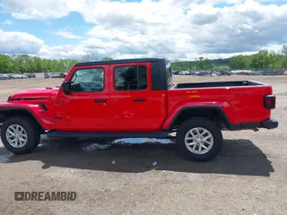 2023 Jeep Gladiator Sport S z VIN 1C6HJTAG8PL572270, wystawiony jako IAAI lot #42336294 z przebiegiem 13 865 mil mil oraz . Historia ofert i sprzedaży dostępna na DreamBid. Obrazek 14.
