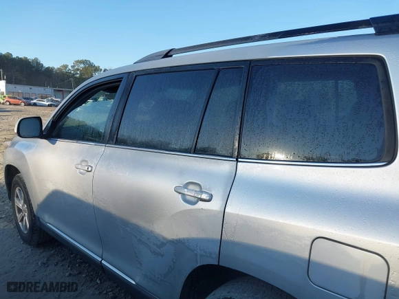 2011 Toyota Highlander with VIN 5TDZK3EH3BS037657, listed as a IAAI auction lot 41270390 with 262,060 mi miles. Bid and sale history available at carsss.com. Image 15.