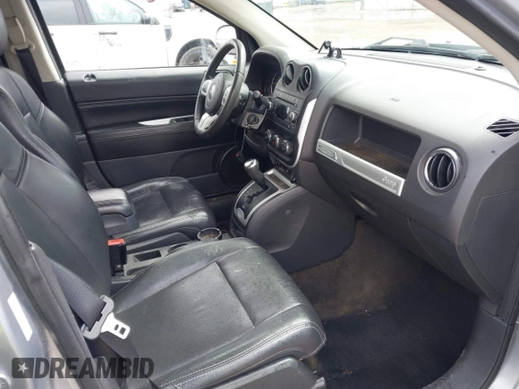 2016 Jeep Compass Latitude z VIN 1C4NJCEA3GD748900, wystawiony jako IAAI lot #42150337 z przebiegiem 72 190 mil mil oraz . Historia ofert i sprzedaży dostępna na DreamBid. Obrazek 5.