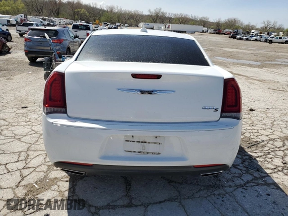 2019 Chrysler 300 S z VIN 2C3CCABG5KH539446, wystawiony jako Copart lot #51157275 z przebiegiem 164 346 mil mil oraz Szkoda całkowita • Salvage title. Historia ofert i sprzedaży dostępna na DreamBid. Obrazek 6.