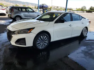 2025 Nissan Altima SV z VIN 1N4BL4DV5SN353777, wystawiony jako Copart lot #57361185 z przebiegiem 6 047 mil mil oraz Szkoda całkowita • Salvage title. Historia ofert i sprzedaży dostępna na DreamBid. Obrazek 1.
