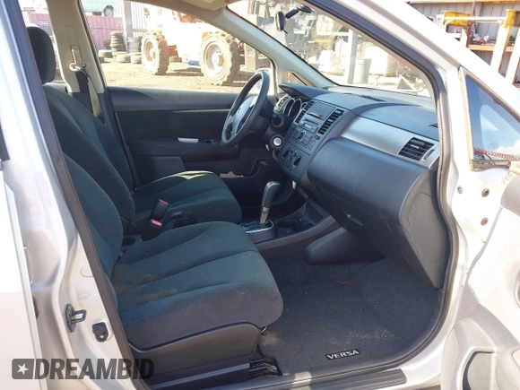 2012 Nissan Versa S z VIN 3N1BC1CP3CK800662, wystawiony jako IAAI lot #41789261 z przebiegiem 55 852 mil mil oraz . Historia ofert i sprzedaży dostępna na DreamBid. Obrazek 5.