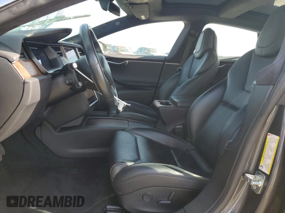 2018 Tesla Model S 75D z VIN 5YJSA1E23JF263642, wystawiony jako Copart lot #50647665 z przebiegiem 71 416 mil mil oraz Szkoda całkowita • Salvage title. Historia ofert i sprzedaży dostępna na DreamBid. Obrazek 7.