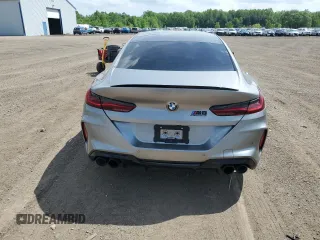 2022 BMW M8 Competition z VIN WBSGV0C08NCH61825, wystawiony jako Copart lot #57515605 z przebiegiem 56 046 mil mil oraz Tytuł czysty. Historia ofert i sprzedaży dostępna na DreamBid. Obrazek 6.
