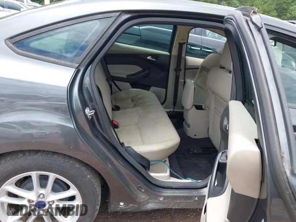2016 Ford Focus SE z VIN 1FADP3F2XGL397092, wystawiony jako IAAI lot #42619802 z przebiegiem 232 252 mil mil oraz . Historia ofert i sprzedaży dostępna na DreamBid. Obrazek 8.