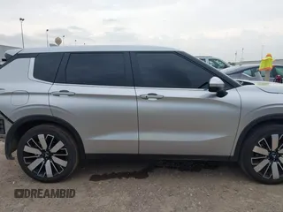 2025 Mitsubishi Outlander SEL z VIN JA4J3VA81SZ015726, wystawiony jako IAAI lot #42392744 z przebiegiem 4004 mil mil oraz . Historia ofert i sprzedaży dostępna na DreamBid. Obrazek 14.