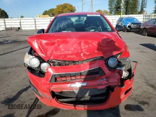 2015 Chevrolet Sonic LT z VIN 1G1JC5SH3F4176465, wystawiony jako Copart lot #50882295 z przebiegiem 76 029 mil mil oraz Szkody całkowita. Historia ofert i sprzedaży dostępna na DreamBid. Obrazek 5.