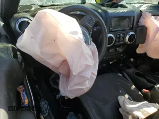 2015 Jeep Wrangler Unlimited Sahara z VIN 1C4BJWEG1FL617428, wystawiony jako Copart lot #55850005 z przebiegiem Nie podano mil oraz Szkoda całkowita • Salvage title. Historia ofert i sprzedaży dostępna na DreamBid. Obrazek 8.