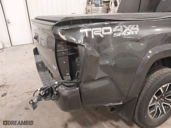 2020 Toyota Tacoma 4WD SR5 with VIN 3TMCZ5AN9LM355230, listed as a IAAI auction lot 41240351 with 122,164 mi miles. Bid and sale history available at carsss.com. Image 18.
