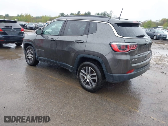 2018 Jeep Compass Latitude z VIN 3C4NJDBB5JT112368, wystawiony jako IAAI lot #42159891 z przebiegiem 81 763 mil mil oraz . Historia ofert i sprzedaży dostępna na DreamBid. Obrazek 3.