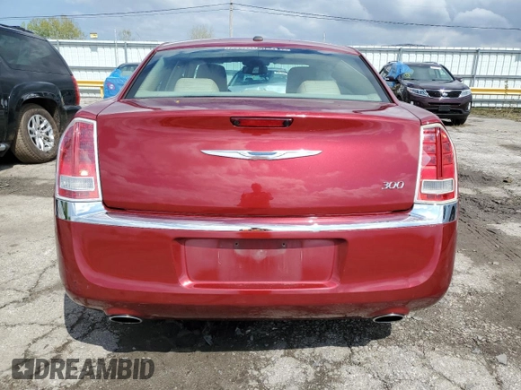 2013 Chrysler 300 z VIN 2C3CCAAGXDH727934, wystawiony jako Copart lot #55656025 z przebiegiem 100 567 mil mil oraz Szkoda całkowita • Salvage title. Historia ofert i sprzedaży dostępna na DreamBid. Obrazek 6.
