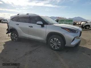2022 Toyota Highlander XLE with VIN 5TDHZRBH1NS586955, listed as a Copart auction lot 43967865 with 33,214 mi miles and Salvage Title. Bid and sale history available at carsss.com. Image 4.