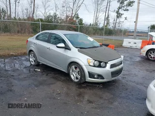 2016 Chevrolet Sonic LTZ z VIN 1G1JE5SB0G4159100, wystawiony jako IAAI lot #41404773 z przebiegiem 117 193 mil mil oraz . Historia ofert i sprzedaży dostępna na DreamBid. Obrazek 1.