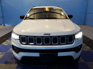 2023 Jeep Compass Latitude z VIN 3C4NJDBN0PT553621, wystawiony jako Copart lot #61347185 z przebiegiem 51 588 mil mil oraz Czysty tytuł • Clean title. Historia ofert i sprzedaży dostępna na DreamBid. Obrazek 5.