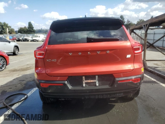 2022 Volvo XC40 Twin Plus z VIN YV4ED3UR4N2717241, wystawiony jako Copart lot #68005304 z przebiegiem Nie podano mil oraz Szkoda całkowita • Salvage title. Historia ofert i sprzedaży dostępna na DreamBid. Obrazek 6.