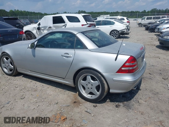 2003 Mercedes-Benz SLK 320 z VIN WDBKK65FX3F289228, wystawiony jako IAAI lot #42584634 z przebiegiem 173 232 mil mil oraz . Historia ofert i sprzedaży dostępna na DreamBid. Obrazek 3.