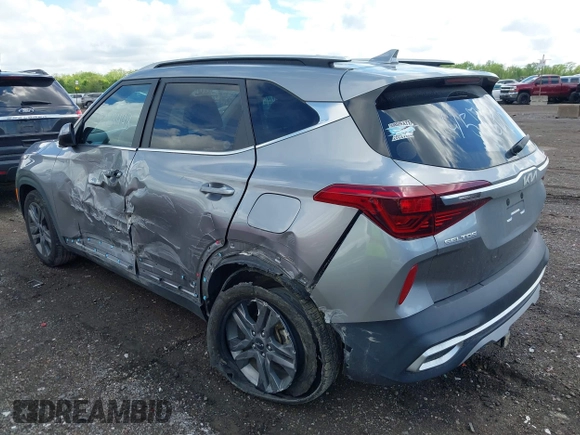 2023 Kia Seltos S z VIN KNDEU2AA7P7457600, wystawiony jako IAAI lot #42238448 z przebiegiem 21 074 mil mil oraz . Historia ofert i sprzedaży dostępna na DreamBid. Obrazek 3.