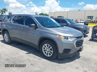 2018 Chevrolet Traverse LS z VIN 1GNEVFKW0JJ202173, wystawiony jako IAAI lot #42494931 z przebiegiem 85 209 mil mil oraz . Historia ofert i sprzedaży dostępna na DreamBid. Obrazek 1.